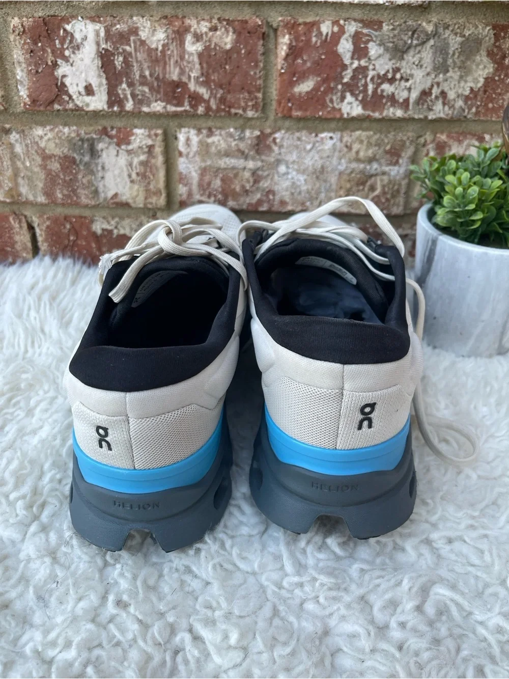 On Running Cloudstratus 3 Cream Horizon 10.5 Medium Athletic Sneakers